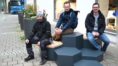 Nahmen schon mal auf den neuen Sitzgelegenheiten gemütlich Platz: Schreiner Marco Wetsch, Wirtschaftsförderer Christoph Albrecht sowie Andreas Pachur aus der Kronenstraße. (Foto: Stadt Ansbach/Anne Ziegler)