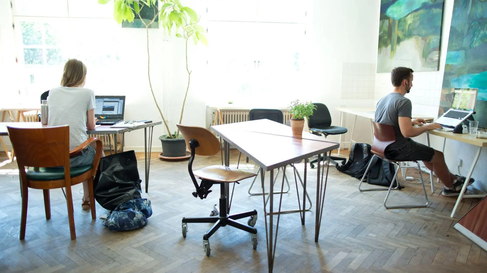 Arbeiten im Coworking-Space: Der Startup-Verband fordert Verbesserungen für die Branche (Archivfoto). (Foto: Jörg Carstensen/dpa)