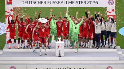 Die Bayern feiern mit der Meisterschale, die Leon Goretzka in Händen hält. (Foto: Sven Hoppe/dpa)