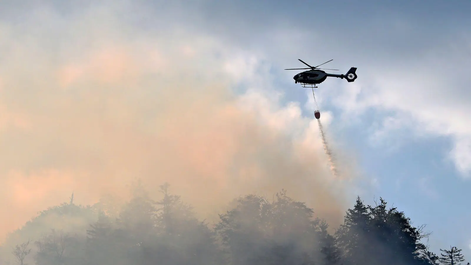 In den Chiemgauer Alpen brennt der Wald am Berg. (Foto: Uwe Lein/dpa)