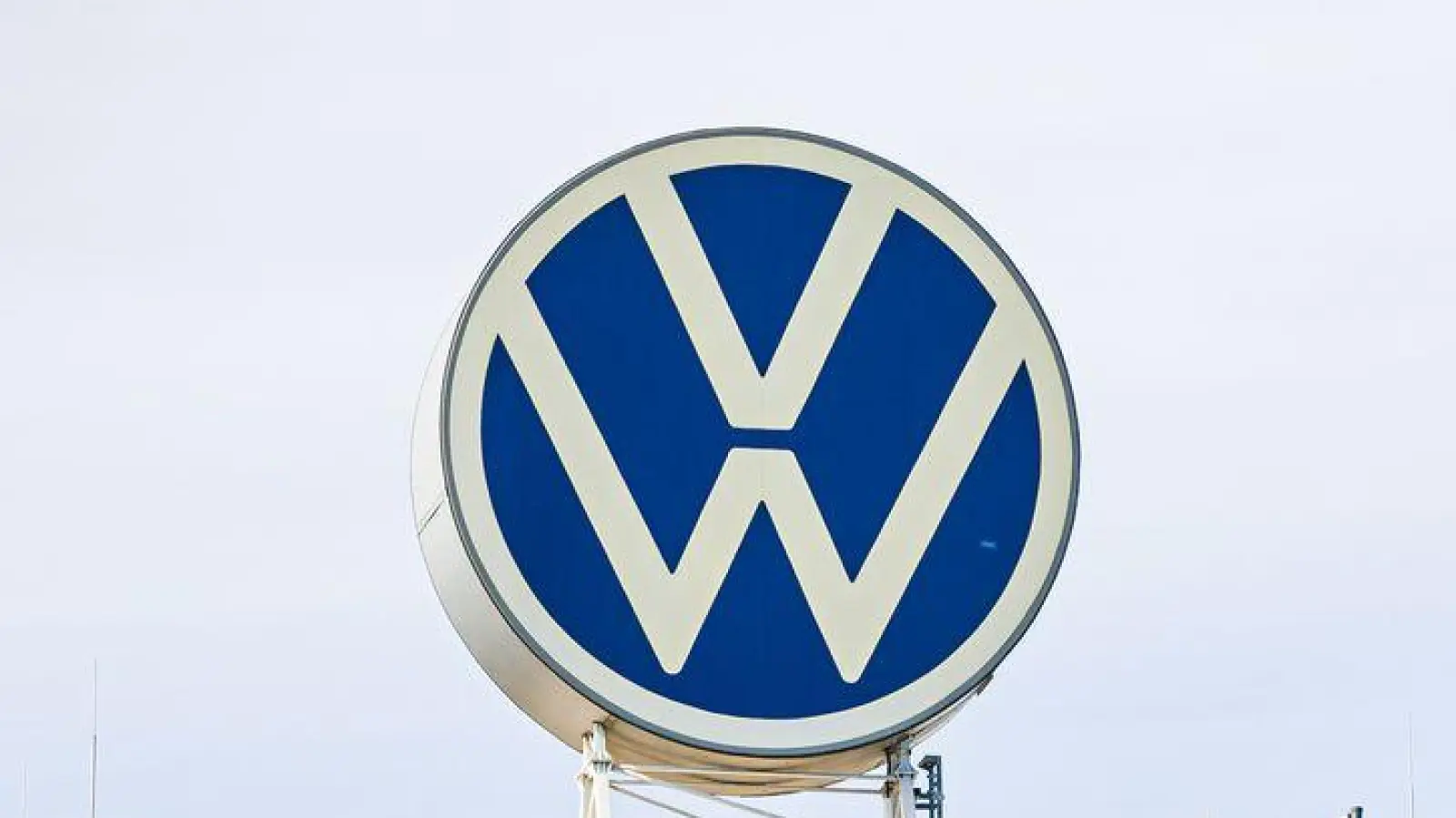 Das Schild am VW-Hauptsitz spiegelt symbolisch den unvermeidlichen Abgang von Personalvorstand Kilian wider. (Foto: Moritz Frankenberg/dpa)