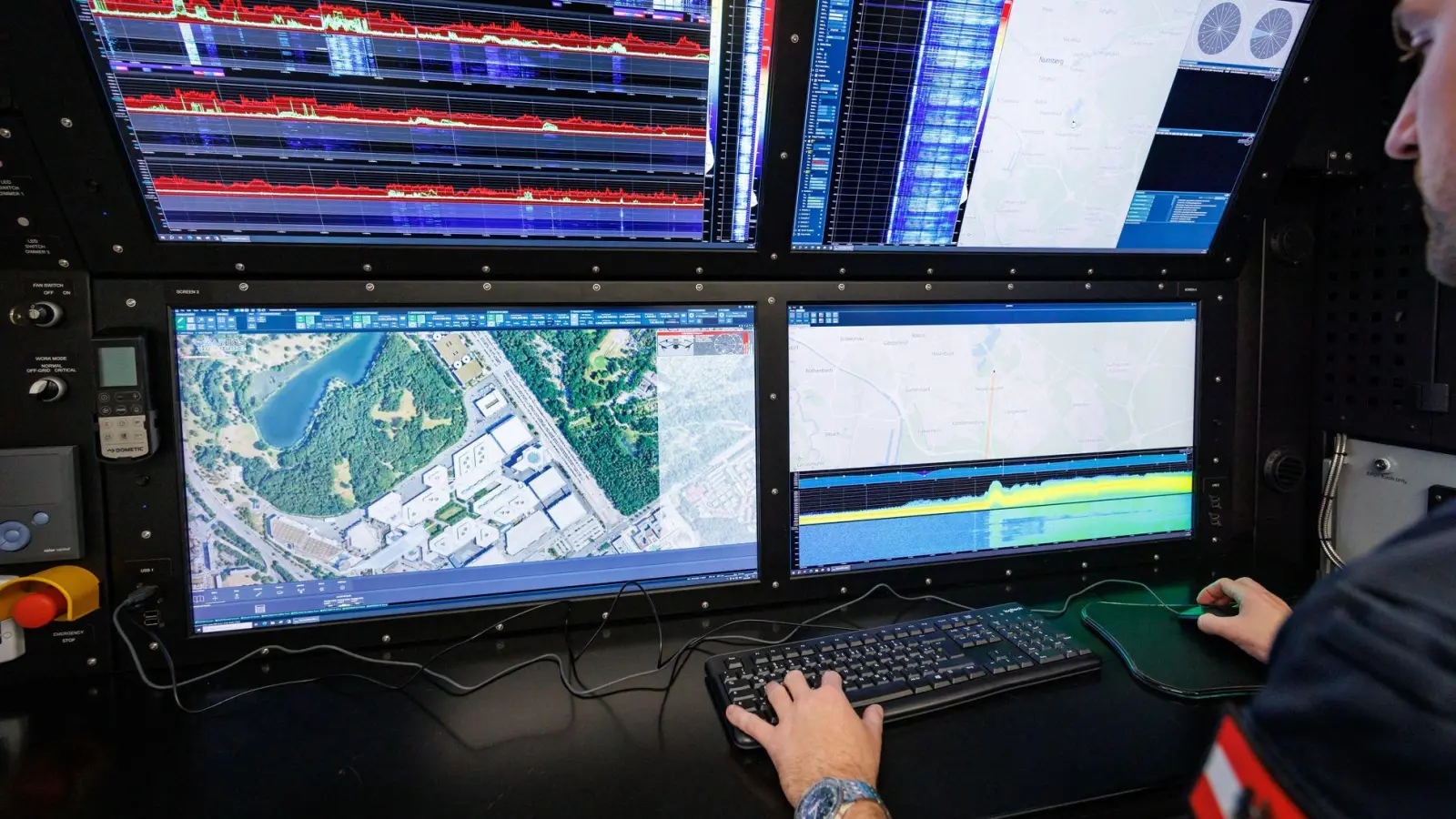 Wer an Rüstung denkt, hat oft Panzer oder Munitionsproduktion im Sinn. Aber auch Software wie etwa für Drohnenerkennungssysteme gehört dazu. (Foto: Daniel Karmann/dpa/dpa-tmn)