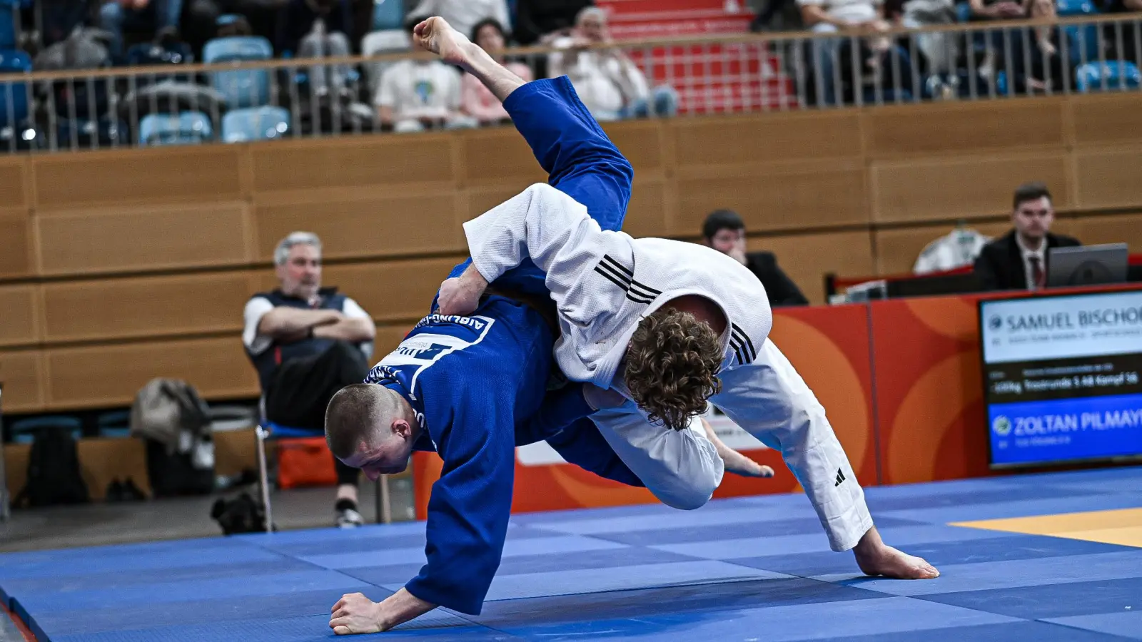 Samuel Bischoff (in Weiß) im Kampf gegen Teamkollege Zoltan Pilmayer. (Foto: Jonas Löffler)