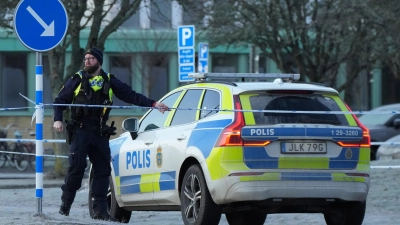 Die Polizei fand drei Waffen neben dem mutmaßlichen Täter. (Foto: Sergei Grits/AP/dpa)