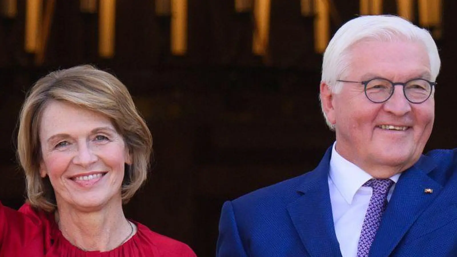 Am Samstag hat Bundespräsident Frank-Walter Steinmeier mit seiner Frau, Elke Büdenbender, viele Gäste beim Bürgerfest im Park von Schloss Bellevue empfangen. Am Sonntag ist Steinmeier beim Finale der Basketball-EM in Riga dabei. (Foto: Bernd von Jutrczenka/dpa)