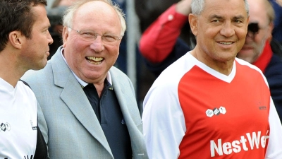 Uwe Seeler (l) und Felix Magath beim „Tag der Legenden“ 2009. (Foto: Marcus Brandt/dpa)