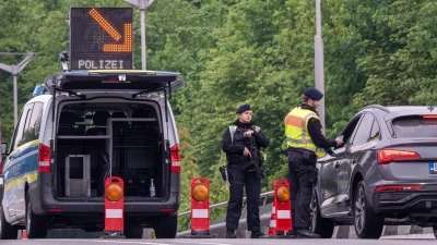 Die Gewerkschaft der Bundespolizei geht davon aus, dass Autofahrer mit mehr Staus rechnen müssen. (Foto: Peter Kneffel/dpa)
