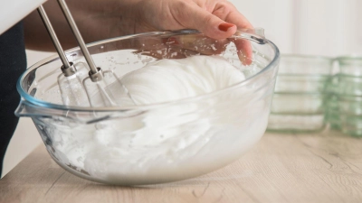 Als Alternative zu rohen Eiern: Die Abtropfflüssigkeit von Kichererbsen eignet sich genauso gut für einen schneeweißen Zuckerguss.  (Foto: Christin Klose/dpa-tmn)