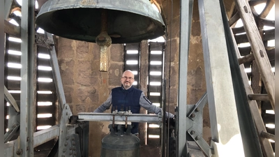 Pfarrer Michael Weber im zu sanierenden Glockenstuhl des Marienmünsters. (Foto: Johannes Flierl)