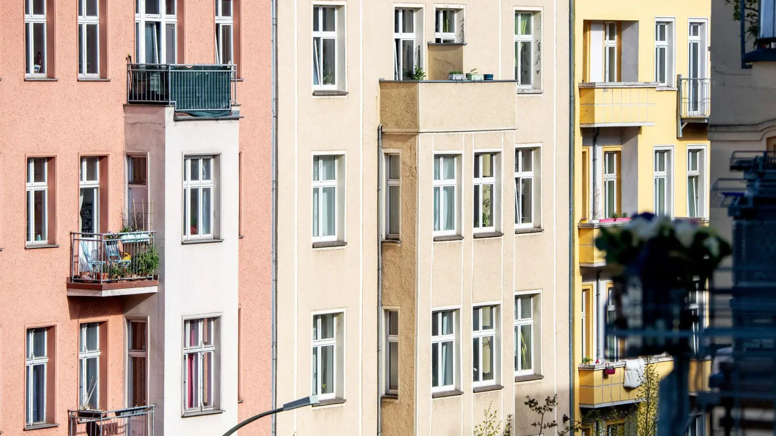 Leben in den eigenen vier Wänden: Ein Einfamilienhaus braucht es dazu nicht zwingend. Auch eine Eigentumswohnung kann diesen Wunsch erfüllen. (Foto: Zacharie Scheurer/dpa-tmn)
