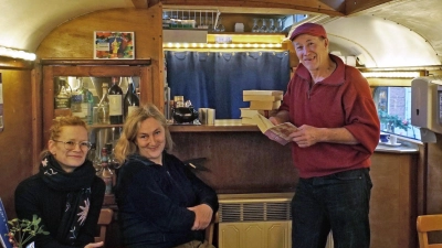 Bieten auf dem Weihnachtsmarkt täglich ein Adventsprogramm (von links): Sabine Effmert vom Theater Ansbach, und Loes Snijders und Fabian Schwarz vom Zelttheater Comoedia Mundi aus Trautskirchen. (Foto: Elke Walter)