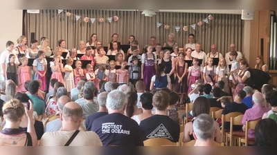 Der Erwachsenenchor von „Querbeet” sang unter Leitung von Larissa Grünbauer zusammen mit dem Kinder-Projektchor ein gemeinsames Stück. (Foto: Albert Schülein)