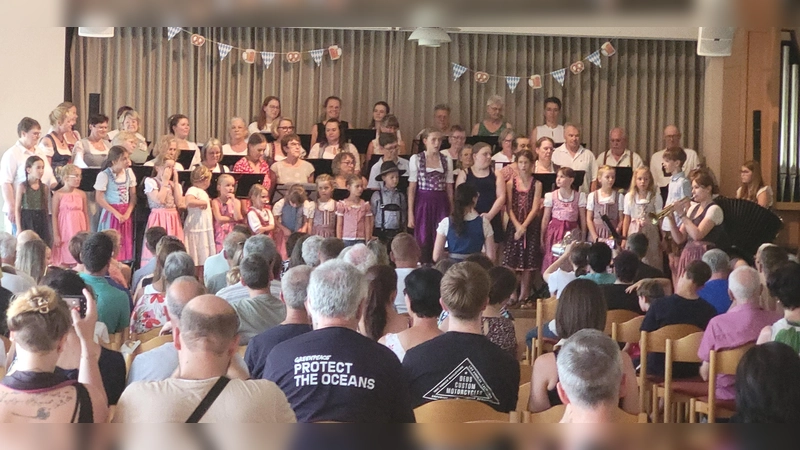 Der Erwachsenenchor von „Querbeet” sang unter Leitung von Larissa Grünbauer zusammen mit dem Kinder-Projektchor ein gemeinsames Stück. (Foto: Albert Schülein)