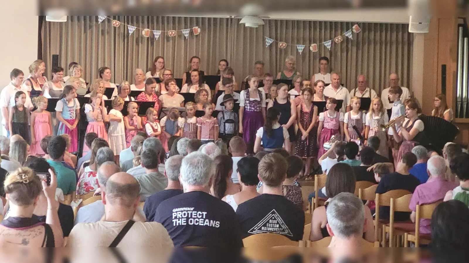 Der Erwachsenenchor von „Querbeet” sang unter Leitung von Larissa Grünbauer zusammen mit dem Kinder-Projektchor ein gemeinsames Stück. (Foto: Albert Schülein)