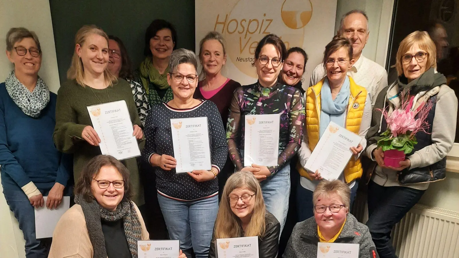 Die neuen Hospizbegleiterinnen und ein Hospizbegleiter nahmen nach dem Ende ihrer Ausbildung dieser Tage ihre Urkunden entgegen. (Foto: Ute Neumeister)