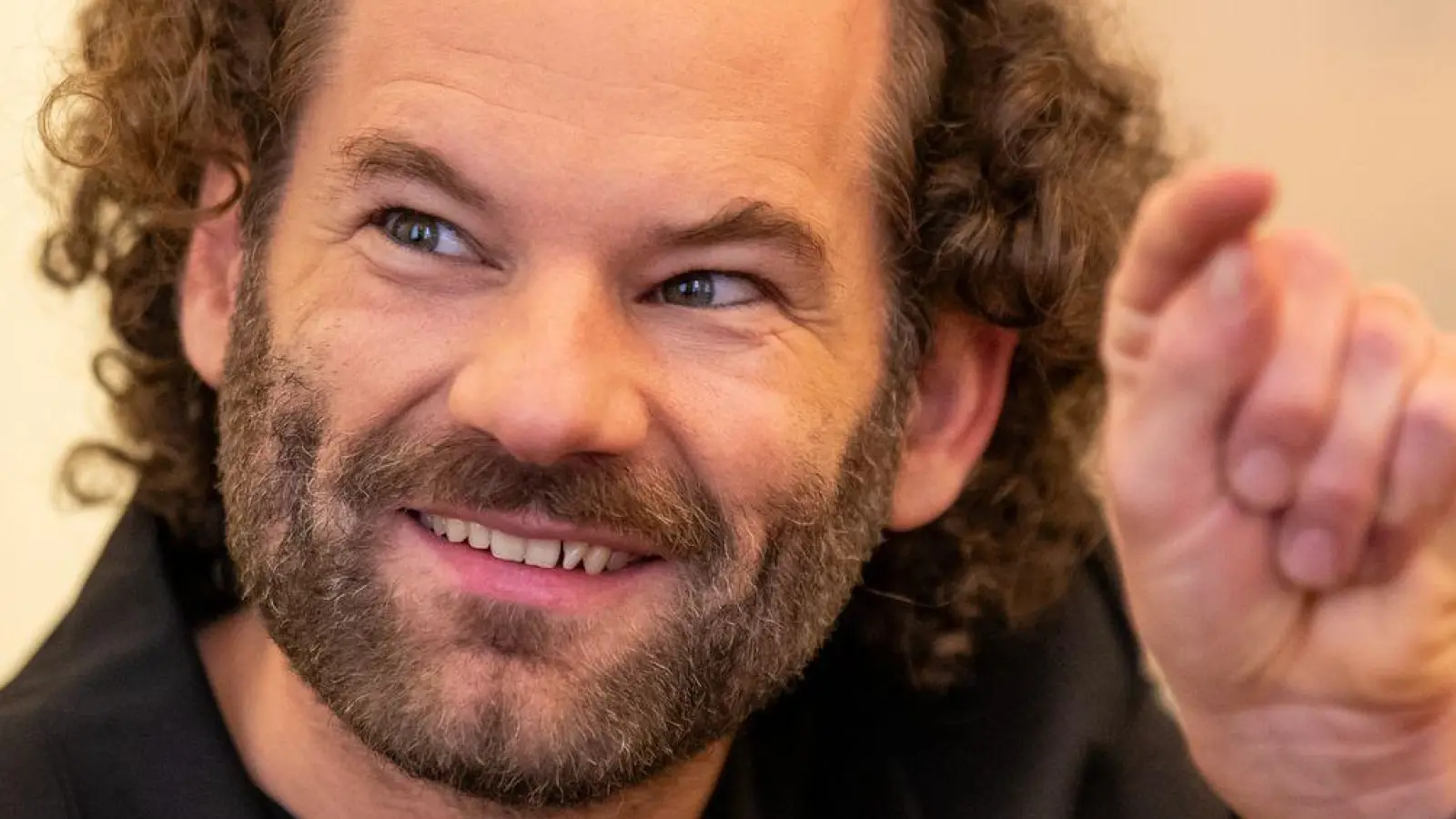 Maxi Schafroth leiht dem frechen Kobold Pumuckl seine Stimme.  (Foto: Lennart Preiss/dpa)