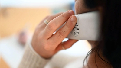 Die Telefone bei Bayerns Krisenhilfe stehen immer seltener still. Jahr für Jahr steigt die Zahl der Anrufer - meistens sind das Frauen. (Symbolbild) (Foto: Uli Deck/dpa)