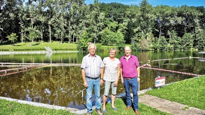 Nach einer Dienstzeit von 13 Jahren als Betreuerin des Schillingsfürster Badeweihers am Fischhaus sagt Uschi Seidel Adieu. Das Foto zeigt sie mit ihrem Mann Herbert Seidel (links), der sie bei ihrer Arbeit unterstützte und ebenfalls aufhört, und Bürgermeister Michael Trzybinski. (Foto: Jürgen Binder)