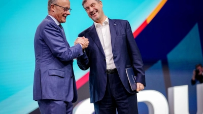 Kanzler und CDU-Chef Friedrich Merz und der bayerische Ministerpräsident und CSU-Vorsitzende Markus Söder demonstrieren auf dem CDU-Parteitag in Stuttgart Einigkeit. (Foto: Kay Nietfeld/dpa)