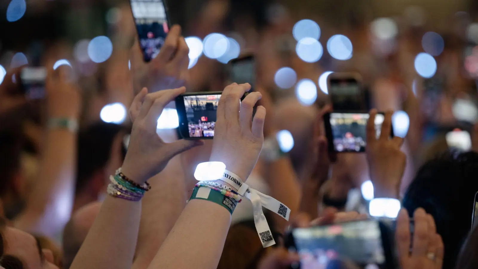 In ein Meer aus Smartphone-Bildschirmen zu schauen, findet nicht jeder Künstler gut. (Symbolbild) (Foto: Marius Becker/dpa)