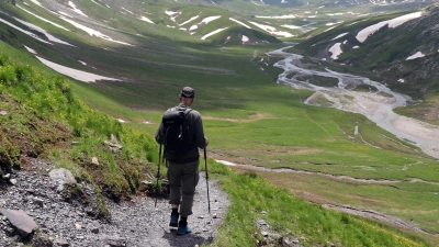 Wasser, Berge, Schneereste: Blick auf die Greina. (Foto: Deike Uhtenwoldt/dpa-tmn)