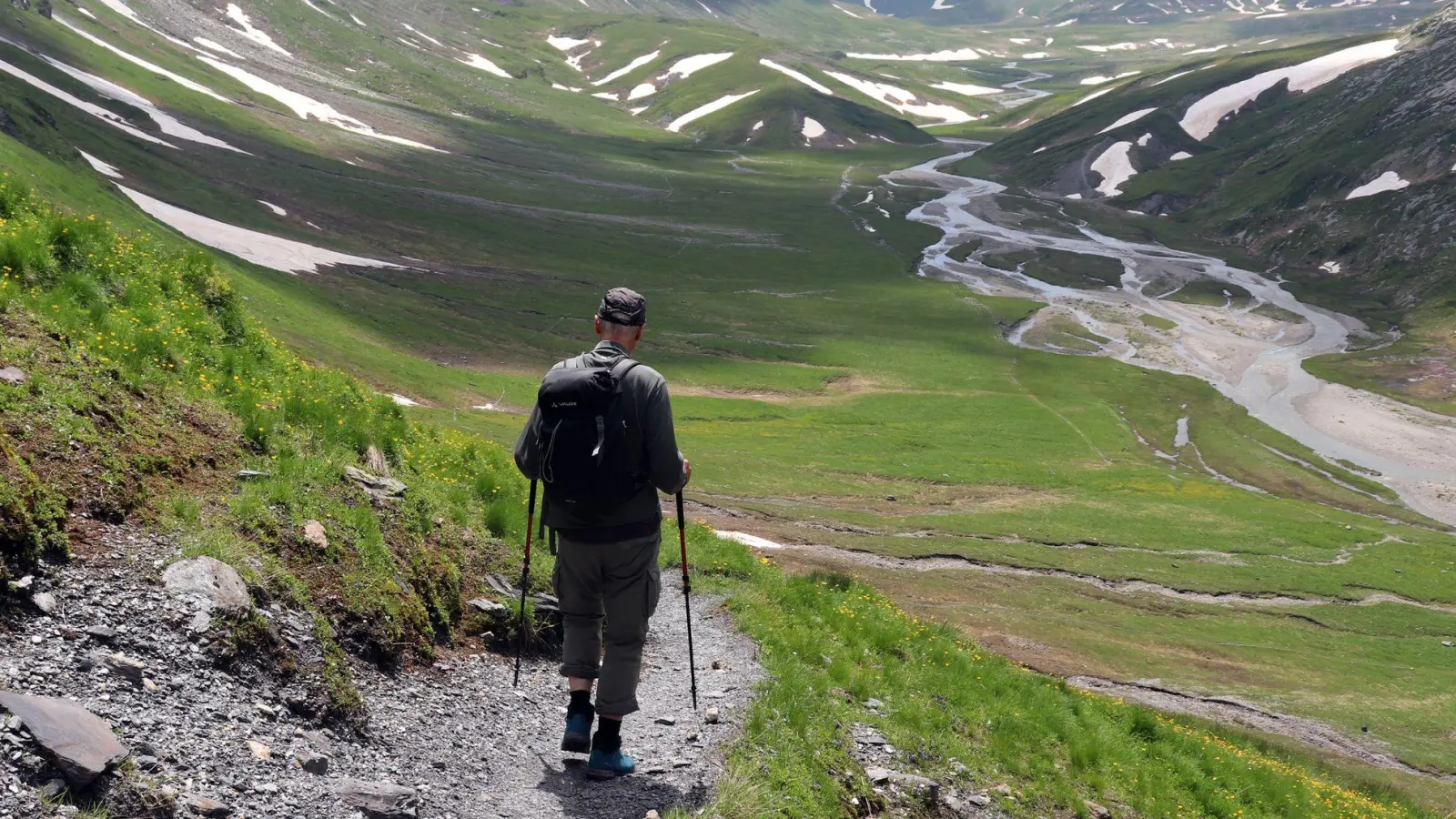 Wasser, Berge, Schneereste: Blick auf die Greina. (Foto: Deike Uhtenwoldt/dpa-tmn)