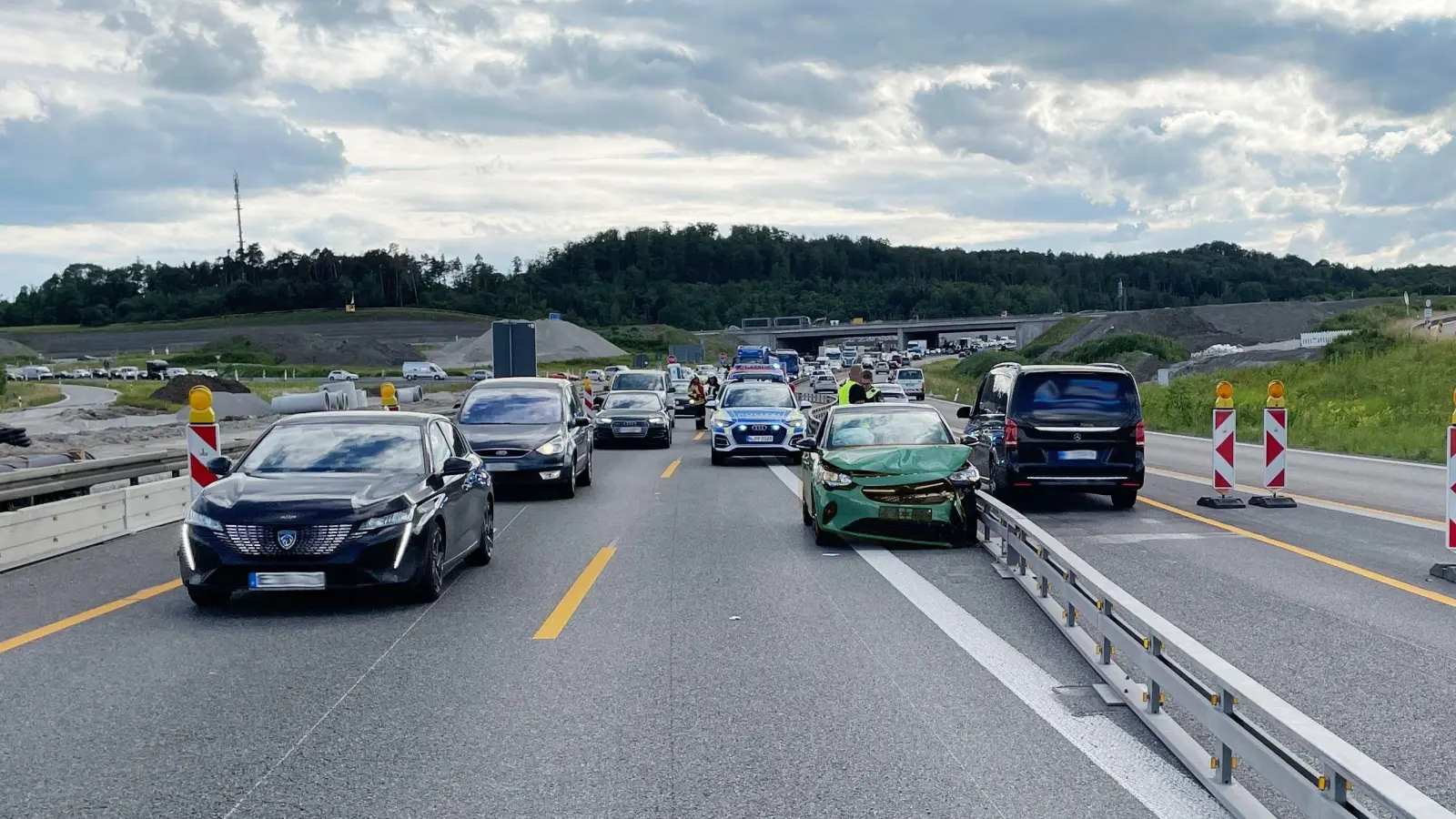 Ein 43-Jähriger verursachte bei Feuchtwangen auf der A6 betrunken einen Unfall. Im Wagen saß außerdem ein vierjähriges Kind. (Foto: Polizeipräsidium Mittelfranken)