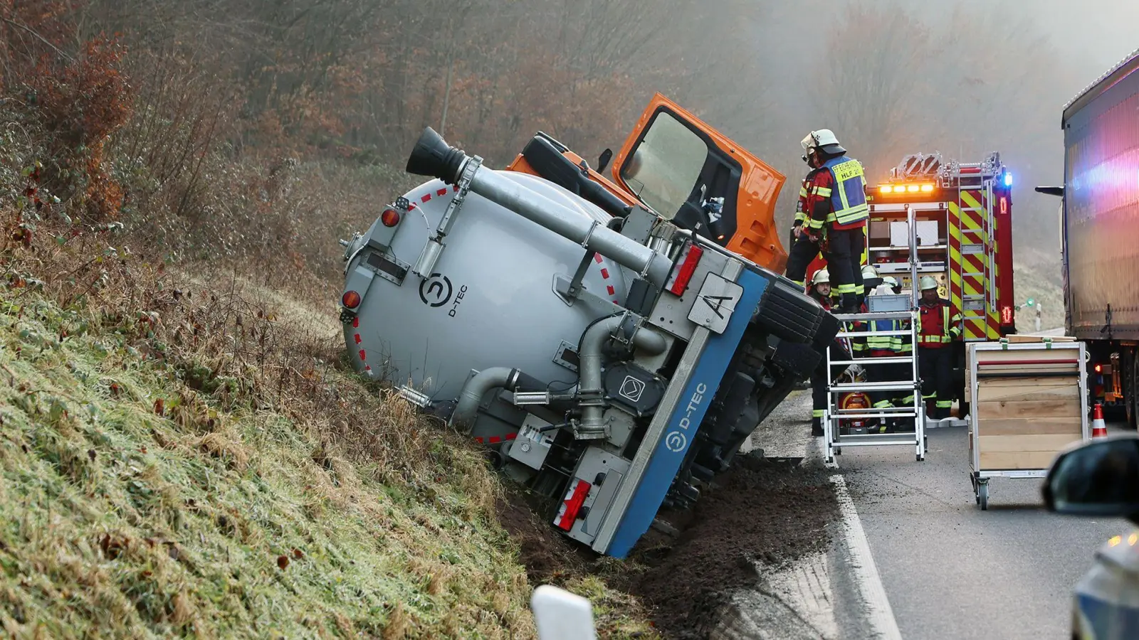 Der Lastwagen hatte Blutwasser geladen. (Foto: Ralf Hettler/dpa)