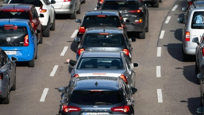 Auf den Autobahnen im Süden des Freistaats soll es zum Wochenende eng werden. (Archivbild) (Foto: Marijan Murat/dpa)