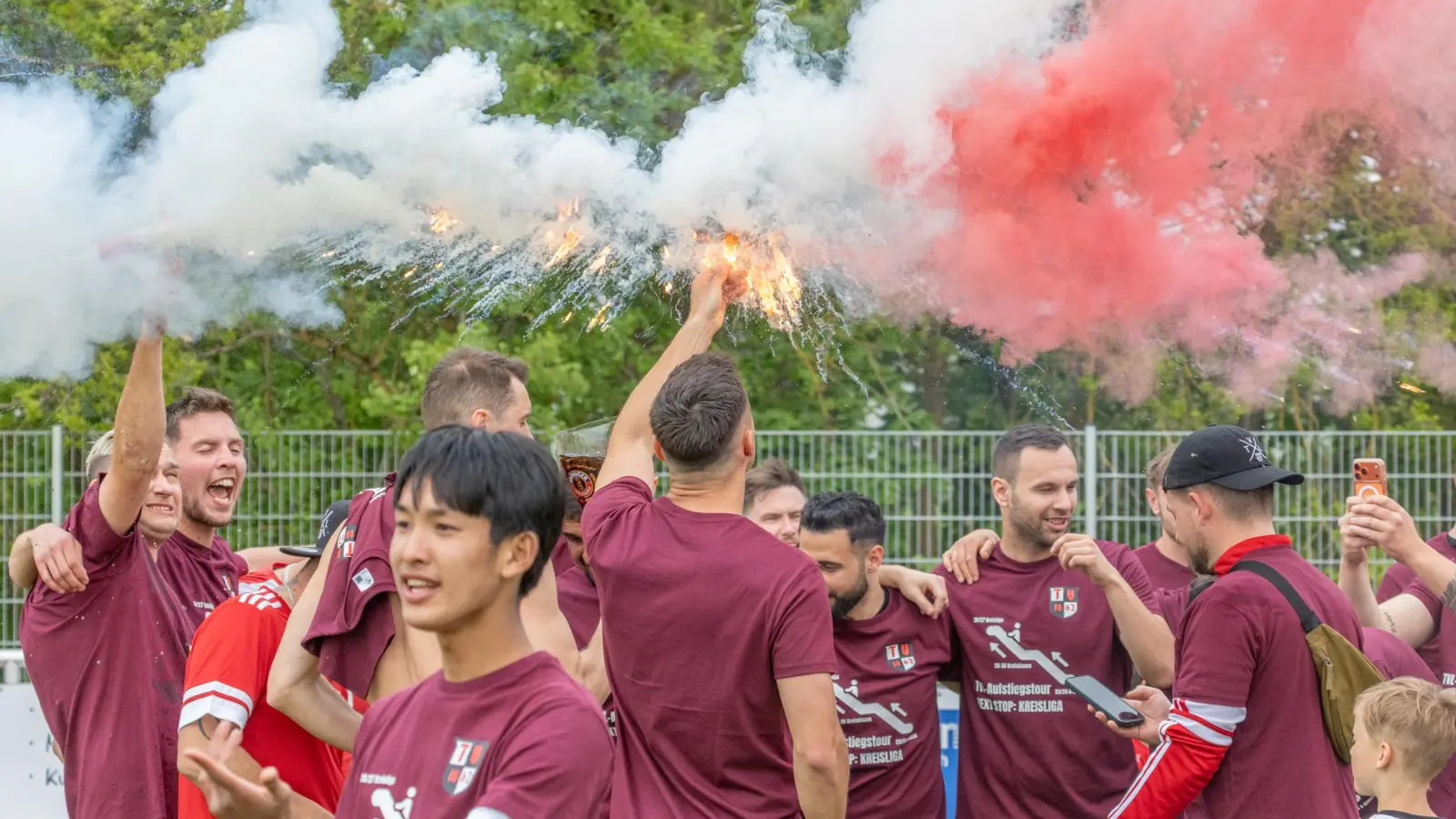 So feierte der TV Leutershausen die Meisterschaft in der Kreisklasse 1 und damit die Rückkehr in die Kreisliga. (Foto: Markus Zahn)