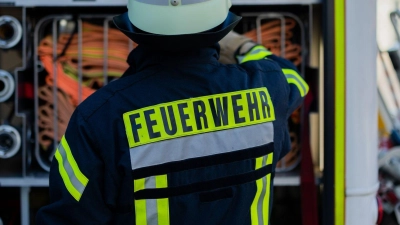 Die Feuerwehr rückte aus und bekämpfte das Feuer. (Symbolbild) (Foto: Rolf Vennenbernd/dpa)