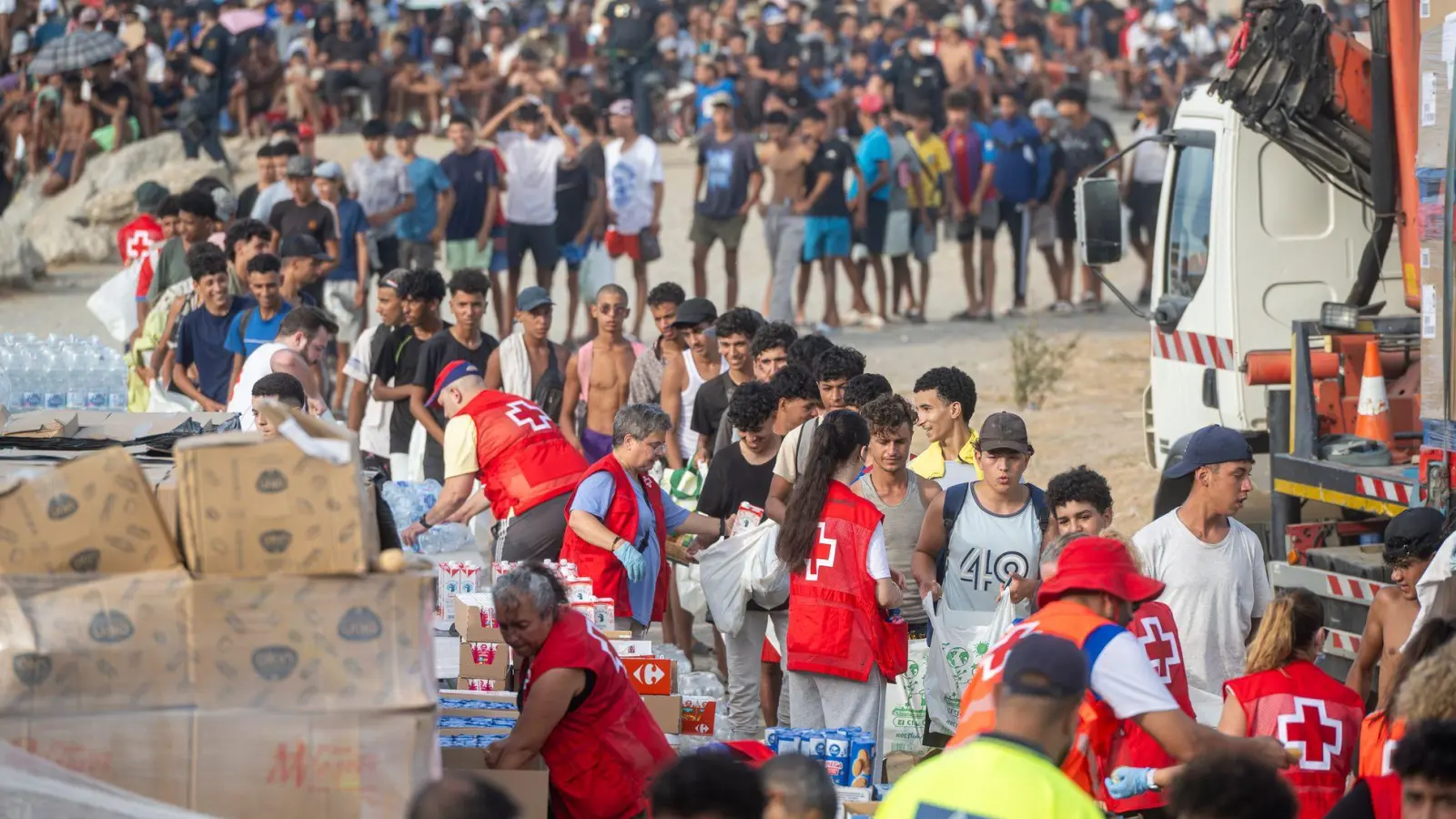 Die meisten Migranten kehrten bald freiwillig zurück, aber Tausende halten sich noch in Ceuta auf. (Archivbild) (Foto: Marcos Moreno/EUROPA PRESS/dpa)