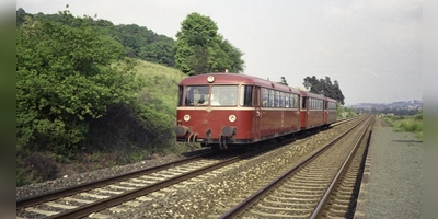 1975 entstand diese Aufnahme des Schienenbusses VT 798 am Haltepunkt Schalkhausen. Am 14. Juni sind heuer aus Anlass des Bahnstrecken-Jubiläums Fahrten mit diesem historischen Zug zwischen Ansbach und Crailsheim möglich. (Foto: Wolfgang Frank)
