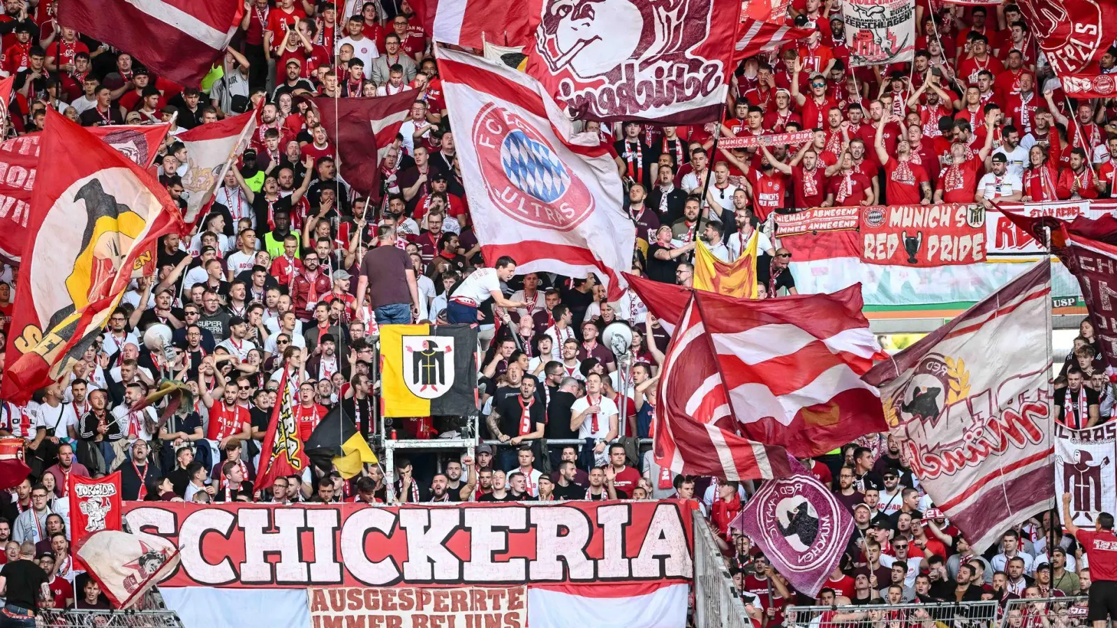 Der FC Bayern hat den Umgang mit einem Teil seiner Fans beim Spiel in Paris beklagt. (Archivfoto)  (Foto: Harry Langer/dpa)