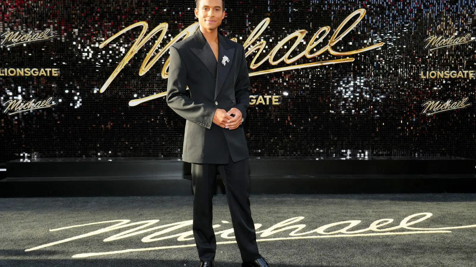 Jaafar Jackson (hier bei einer Filmpremiere in Los Angeles) spielt in „Michael“ seinen 2009 gestorbenen Onkel Michael Jackson. (Archivbild) (Foto: Jordan Strauss/Invision/AP/dpa)