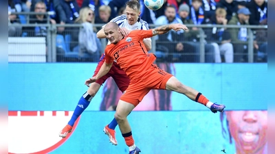 Paderborns Sven Michel (vorn) und Hamburgs Sebastian Schonlau kämpfen um den Ball. (Foto: Daniel Bockwoldt/dpa)