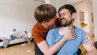 „Du machst das alles ziemlich gut, finde ich!“: So ein Lob geht runter wie Öl - und kann Eltern wieder näher zusammenbringen.  (Foto: Joseffson/Westend61/dpa-tmn)
