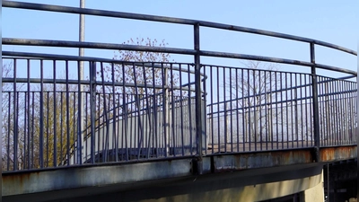 Diese alte Brücke wird abgerissen. Aus Sicherheitsgründen ist daher die Straße am Freibad für zwei Wochen voll gesperrt. (Foto: Simone Hedler)