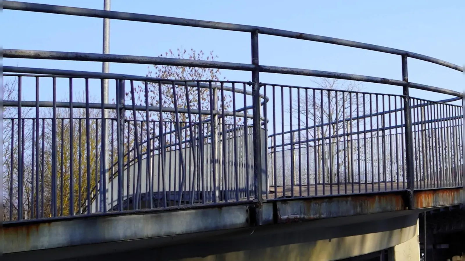Diese alte Brücke wird abgerissen. Aus Sicherheitsgründen ist daher die Straße am Freibad für zwei Wochen voll gesperrt. (Foto: Simone Hedler)
