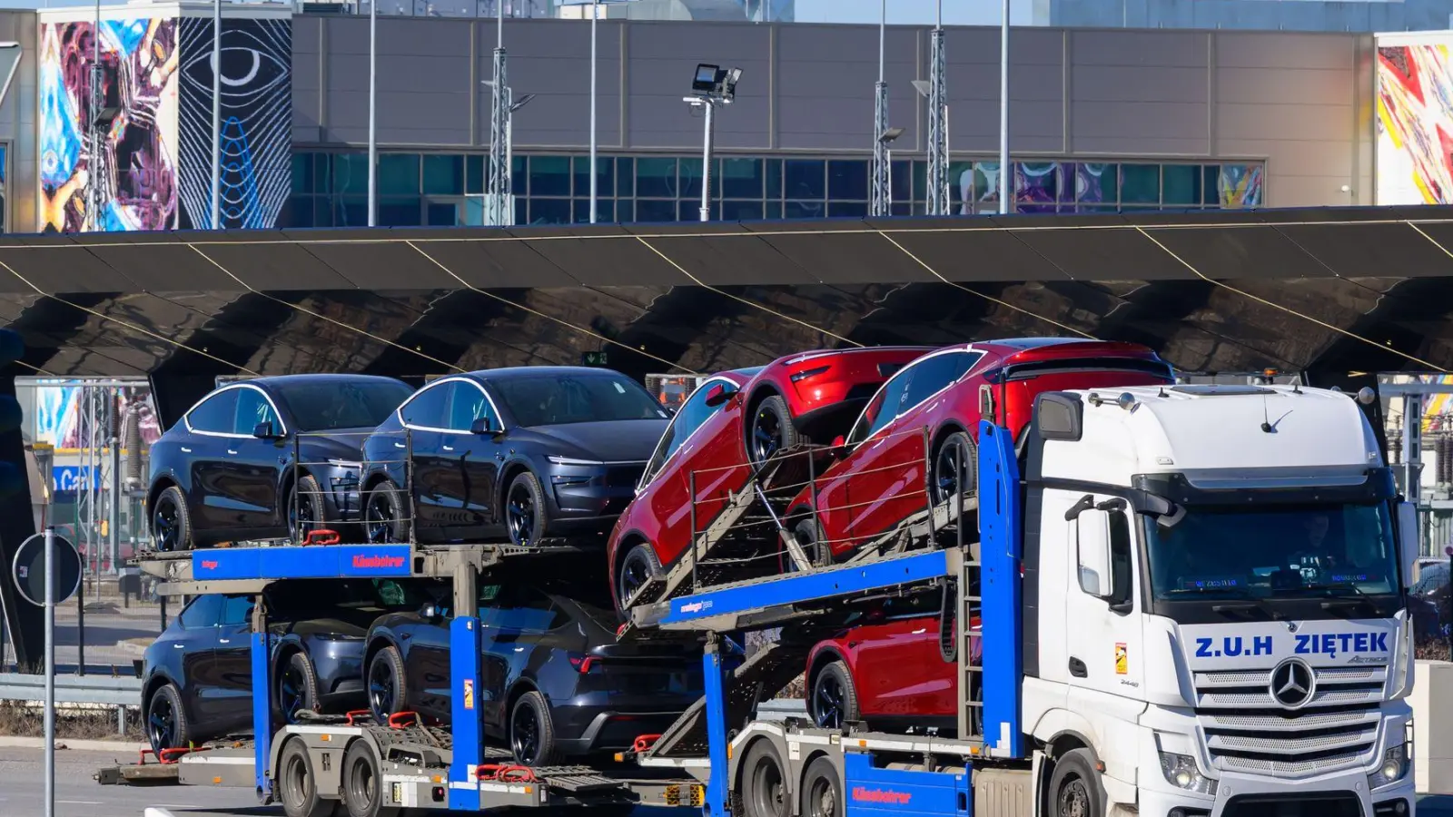 Tesla schaffte ein deutliches Absatzplus. (Archivbild) (Foto: Patrick Pleul/dpa)