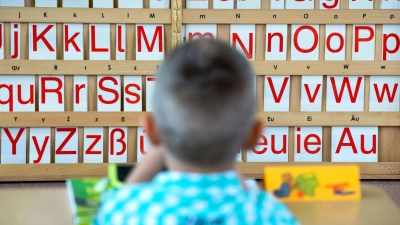 Die Staatsregierung will künftig vor der Einschulung in einem zweistufigen Verfahren den Sprachstand der Kinder feststellen lassen. (Symbolfoto) (Foto: Arno Burgi/ZB/dpa)