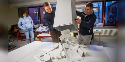 In der Weinbergschule in Ansbach werden die Stimmzettel auf den Tischen gesammelt. (Foto: Evi Lemberger)