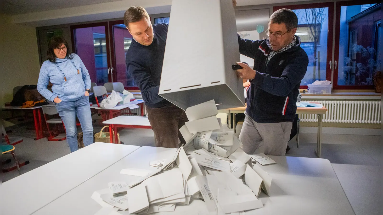 In der Weinbergschule in Ansbach werden die Stimmzettel auf den Tischen gesammelt. (Foto: Evi Lemberger)