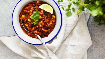 Bei der Veganuary-Challenge können vegane Rezepte von Promis nachgekocht werden, wie etwa das Chili mit schwarzen Bohnen von Rockstar Bryan Adams. (Foto: Veganuary/dpa-tmn)