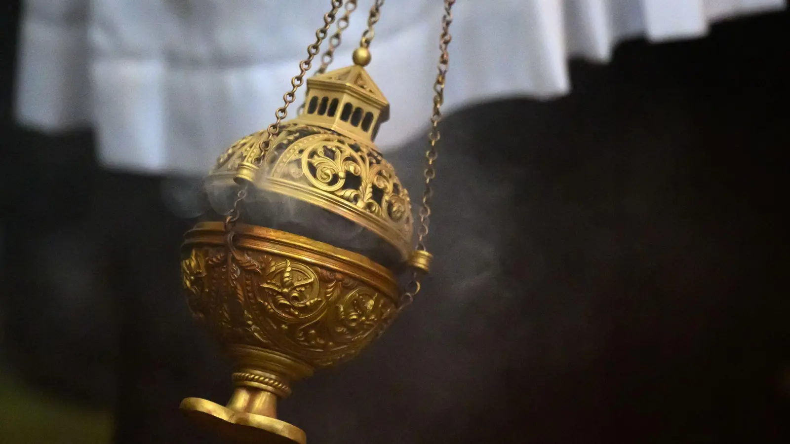 Vielleicht war es ein wenig zu viel des Segens: Weihrauch von Sternsingern hat in einem Münchner Kloster einen Brandalarm ausgelöst. (Symbolbild) (Foto: Hendrik Schmidt/dpa)