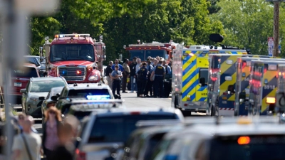 Polizisten sind an der Schule im Einsatz. (Foto: Abbie Parr/AP/dpa)