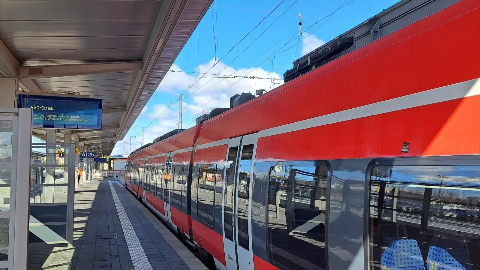 Geschlossen blieben die Türen zu den stehenden Zügen auch am Bahnhof Ansbach. (Foto: Florian Schwab)