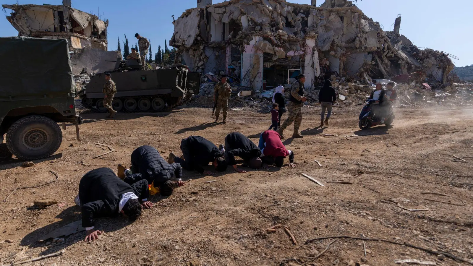 Viele Bewohner im Südlibanon finden bei der Rückkehr in ihre Dörfer Verwüstung vor.  (Foto: Hassan Ammar/AP/dpa)