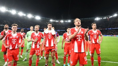 Die Bayern-Profis um Torjäger Harry Kane (vorne) bedanken sich bei den mitgereisten Fans für die Unterstützung im Prinzenpark. (Foto: Federico Gambarini/dpa)