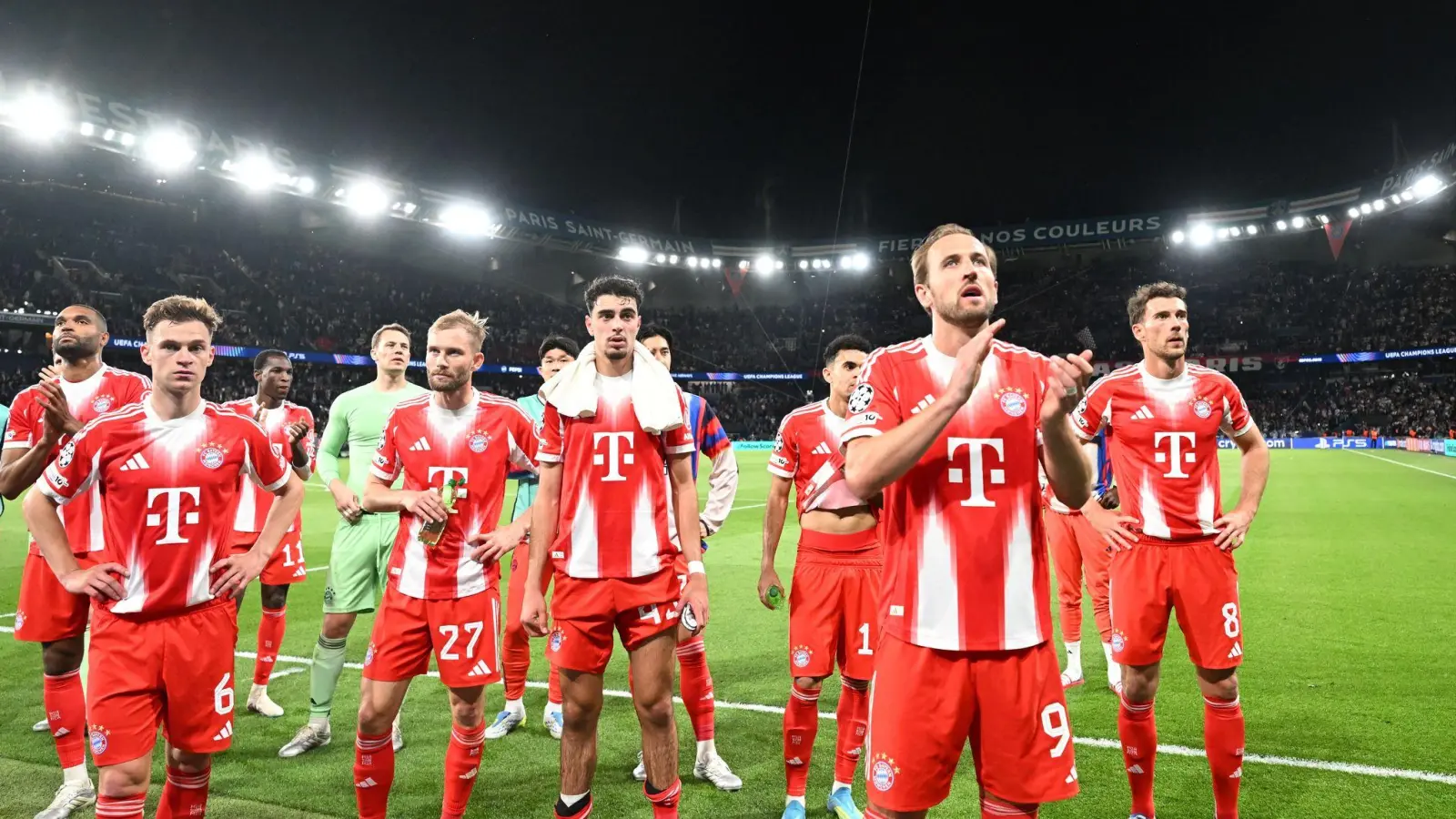 Die Bayern-Profis um Torjäger Harry Kane (vorne) bedanken sich bei den mitgereisten Fans für die Unterstützung im Prinzenpark. (Foto: Federico Gambarini/dpa)